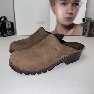 Clogs shoes with a leather upper